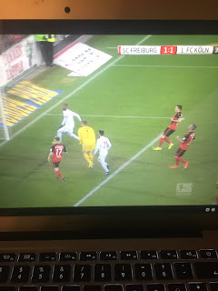 Ausgleich! SC Freiburg 1. FC Köln live auf dem Laptop