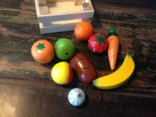 Holzkiste mit Holzobst: Brot, Möhre, Banane, Orange, Apfelsine, Knoblauch, Tomate