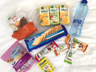 Kliniktasche: Snacks und Getränke / Wasser, Saft, Kekse, Apfel Chips, Müsliriegel, Traubenzucker, Bonbons