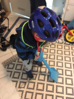 12 von 12 im Oktober: Der große Junge trägt seinen neuen Fahrradhelm