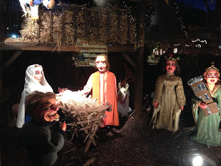 Weihnachtskrippe op Kölsch, Neumarkt Köln Weihnachtsmarkt: Zu sehen sind Jesus, Maria und Josef