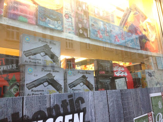 In einem Kiosk im Kölner Agnesviertel werden Spielzeugwaffen verkauft