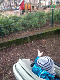 Das Kind weisst mich freundlich darauf hin, dass es aus dem Kinderwagen aussteigen möchte, um auf den Spielplatz zu gehen