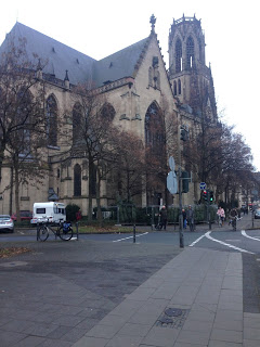 Vor der Agneskirche Köln startet der alljährliche Weihnachtsbaumverkauf