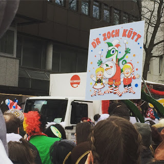 Schild auf dem Rosenmontagszug in Köln 2017: D´r Zoch kütt