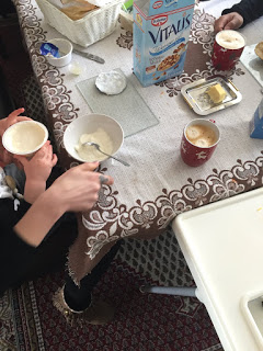 Beim Frühstück mischt das Kind den Quark in den Jogurt