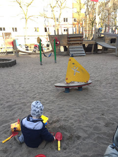 Endlich wieder Spielplatz! Das Kind buddelt zufrieden im Sand.