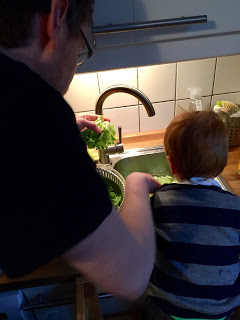 Salat mit Kind waschen