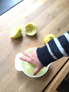 Das Kind darf die Zitronen auspressen