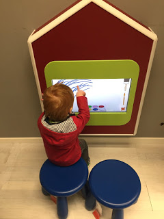 Ikea: Das Kind malt mit den Fingern am digitalen Bildschirm
