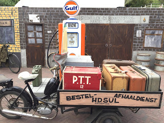 Zoutelande: Ausstellung eines alten Motrorrades an einer Tankstelle