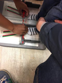 Beim Schuhkauf werden erstmal die Kinderfüße vermessen